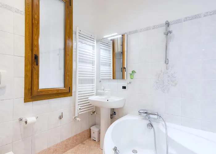 Elegantis San Giovanni - Chic With Bathtub Near Historic Center, Metro & Tram Nearby