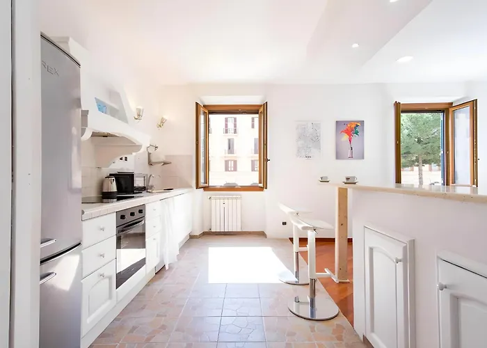 Elegantis San Giovanni - Chic With Bathtub Near Historic Center, Metro & Tram Nearby Apartamento