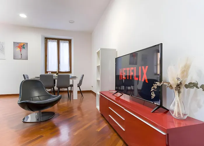 Apartamento Elegantis San Giovanni - Chic With Bathtub Near Historic Center, Metro & Tram Nearby